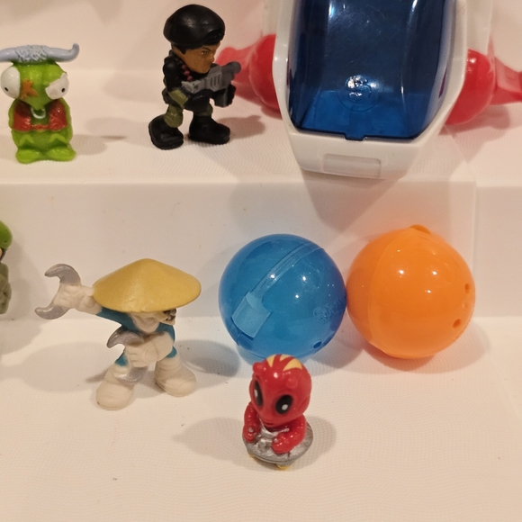 Squinkies Hot Wheels Shark Attack Tank Dispenser and Space Shuttle Set with Gi J - Picture 2 of 16